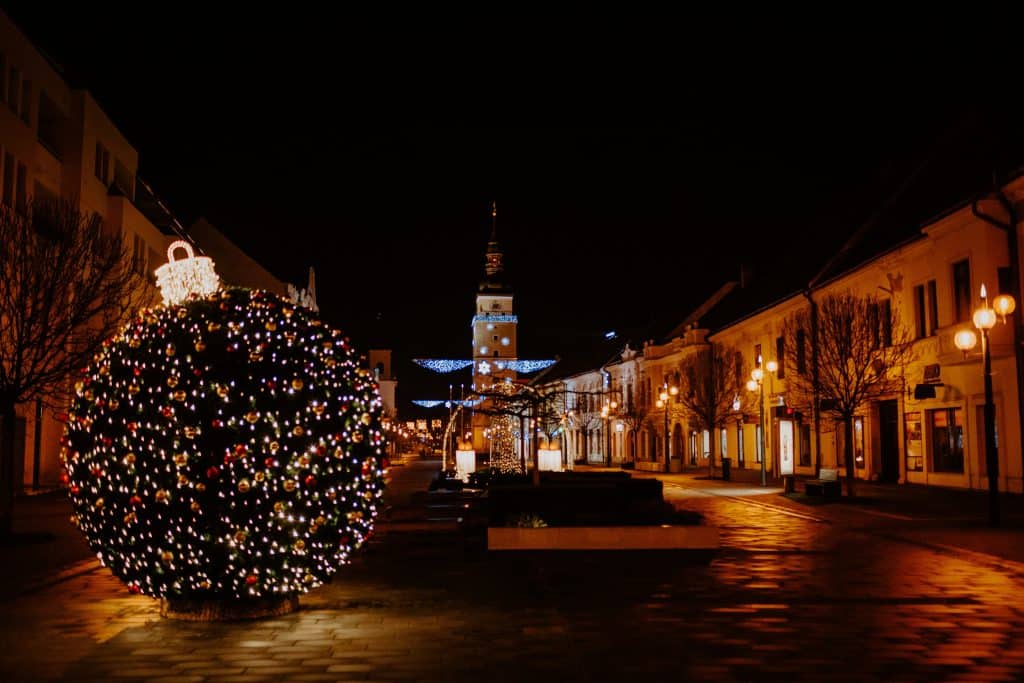 Read more about the article The Evolution of Christmas Lights: From Candles to LEDs
